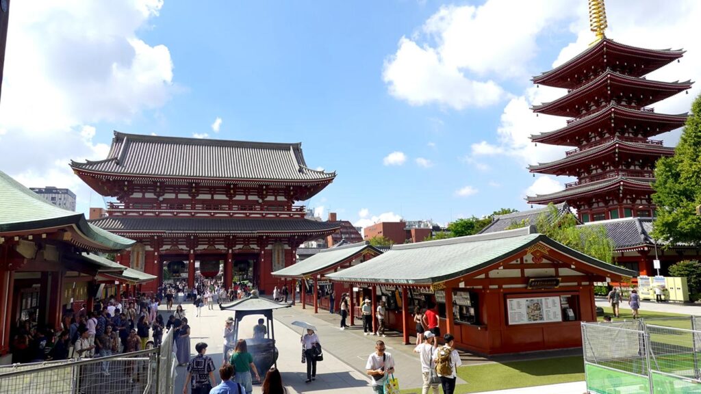 Turistas rodeando el gran quemador de incienso Jokoro frente al salón principal del templo Senso-ji.