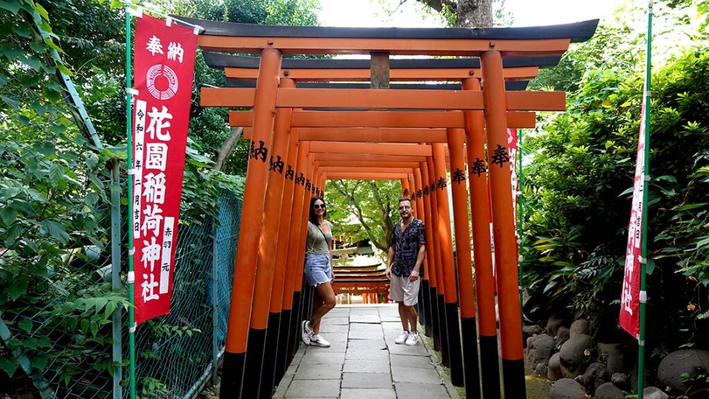 Joan y Noelia bajo los arcos torii rojos del Santuario Hanazono Inari en el Parque de Ueno.