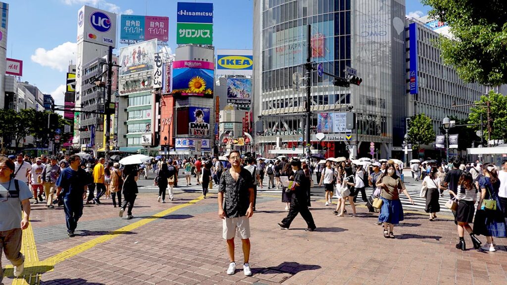 Joan cruzando el famoso paso de peatones de Shibuya en Tokio de día.
