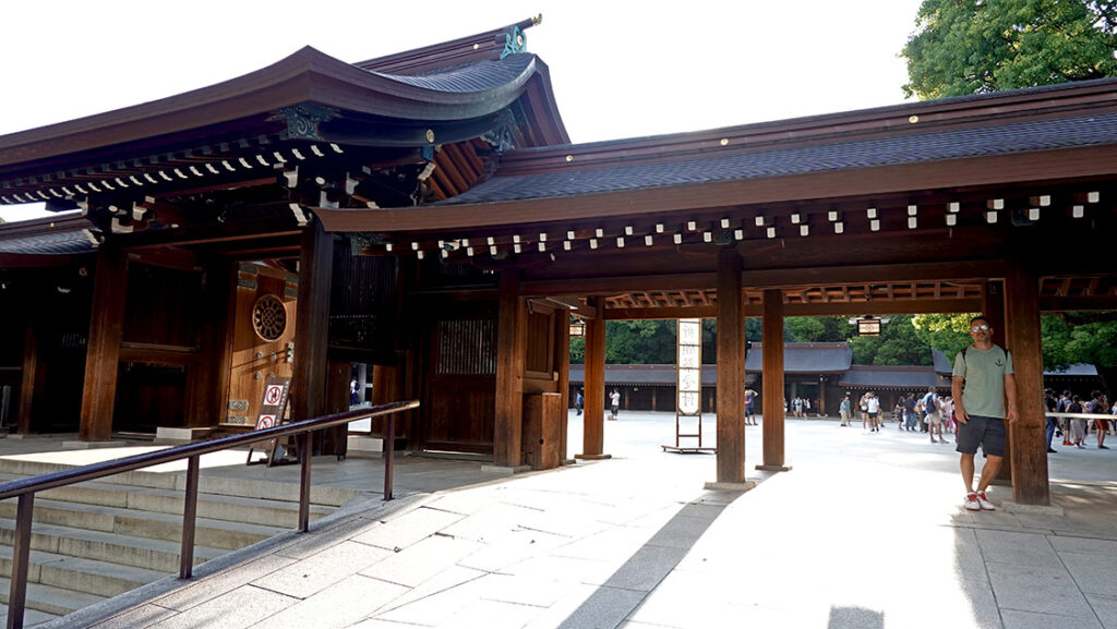 Joan bajo el gigantesco torii de madera de acceso al Santuario Meiji Jingu en Tokio.