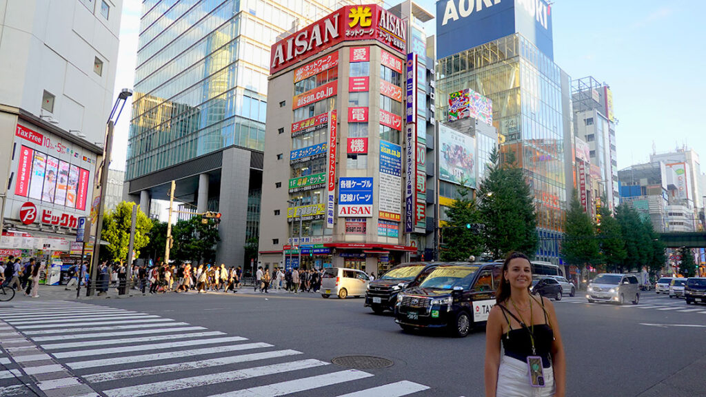 Noelia paseando por la avenida Chuo Dori en el barrio electrónico de Akihabara rodeada de carteles de anime.