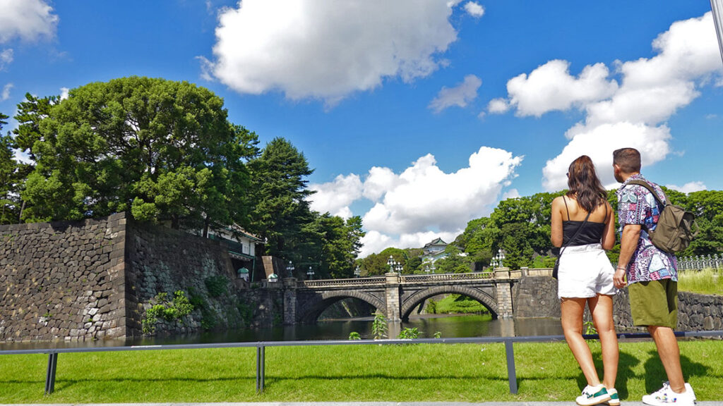 Joan y Noelia posando frente al fotogénico puente Nijubashi del Palacio Imperial de Tokio.
