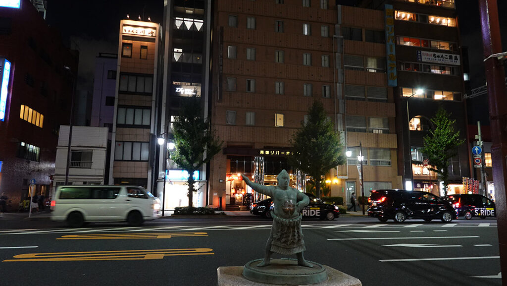 Estatua de bronce de un luchador de sumo en la avenida del barrio tradicional de Ryogoku.