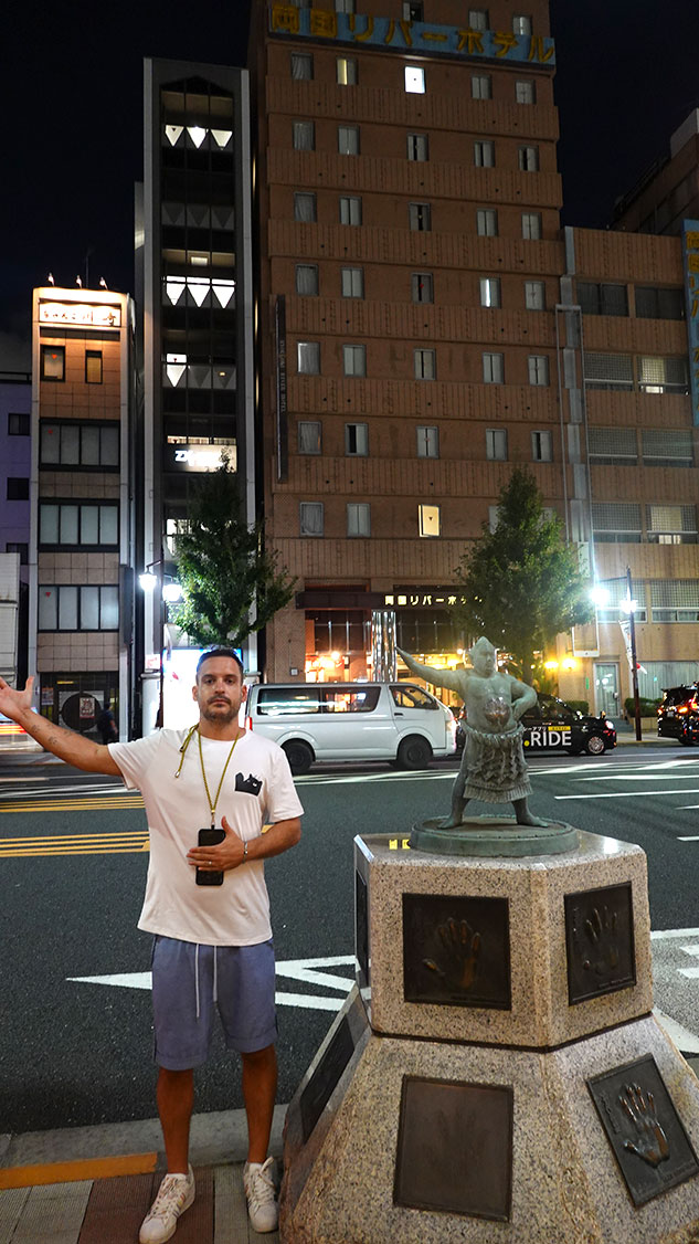 Foto con un monumento de un luchador de sumo