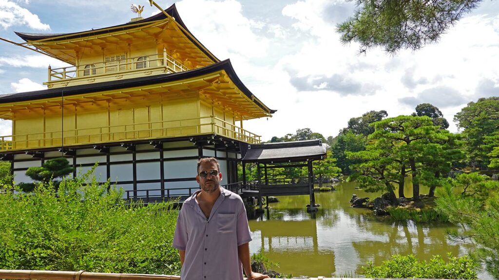 Templo Kinkaku-ji rodeado de un lago llena de naturaleza, llamado el pabellón dorado de Kioto