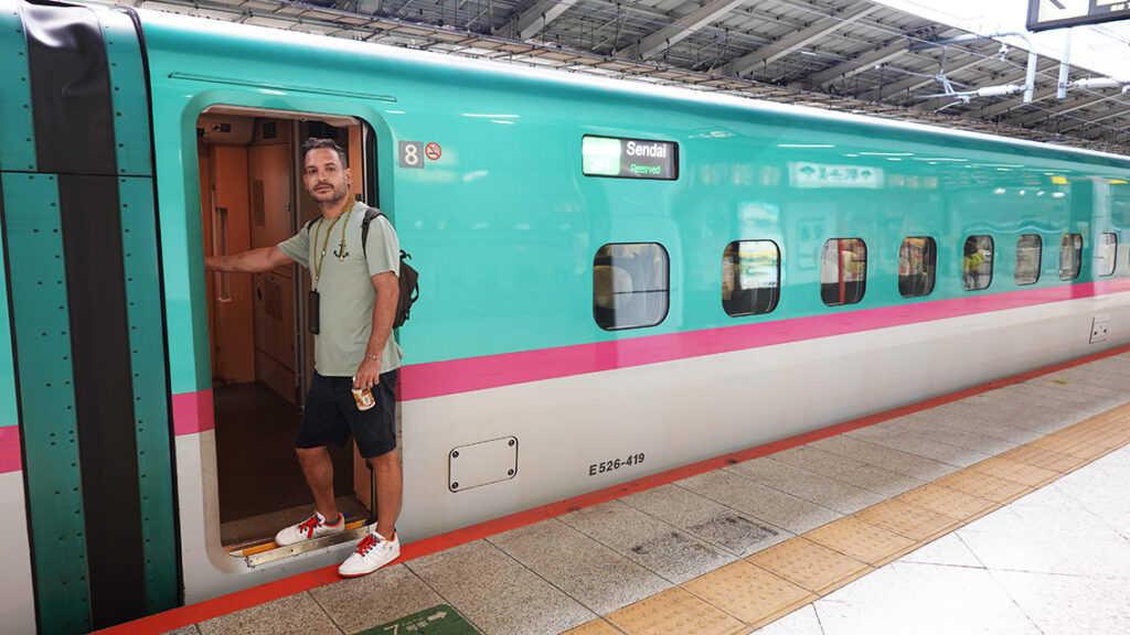 Joan accediendo a las puertas de un Shinkansen o tren bala japonés en los andenes de Tokio.