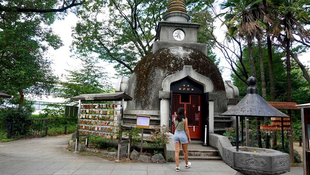 Noelia posando ante la escultura del rostro del Gran Buda Ueno Daibutsu expuesta en su altar en el Parque de Ueno