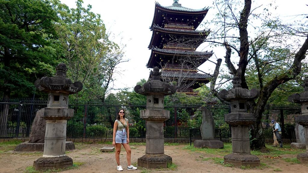 Noelia viajera posando frente a la Pagoda de cinco pisos del antiguo Templo Kaneiji en el Parque de Ueno vista desde fuera del zoológico.