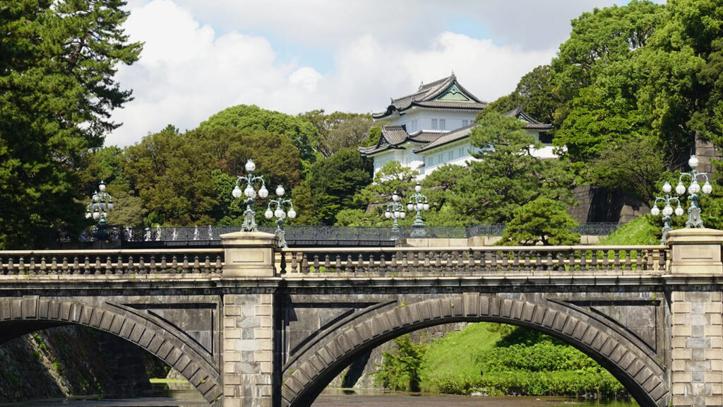 Vista panorámica del puente Nijubashi en los jardines exteriores del Palacio Imperial de Tokio, Japón.