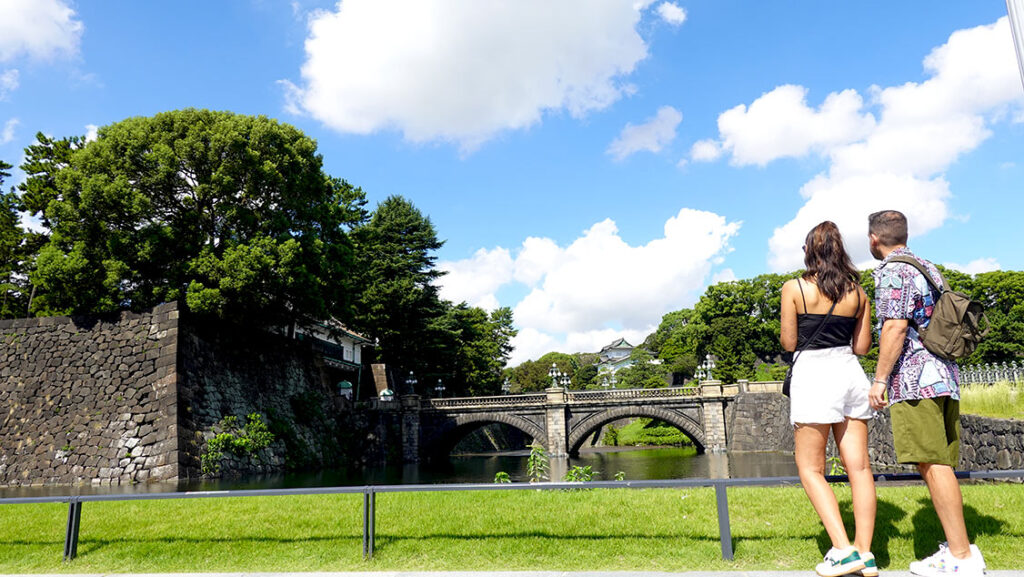 EL Puente Nijūbashi de piedras en el pequeño lago es el más bonito del Palacio Imperial