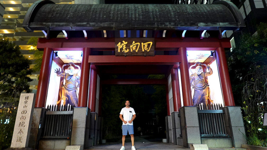 Una de las puertas con esculturas de sumo en el barrio de Ryogoku