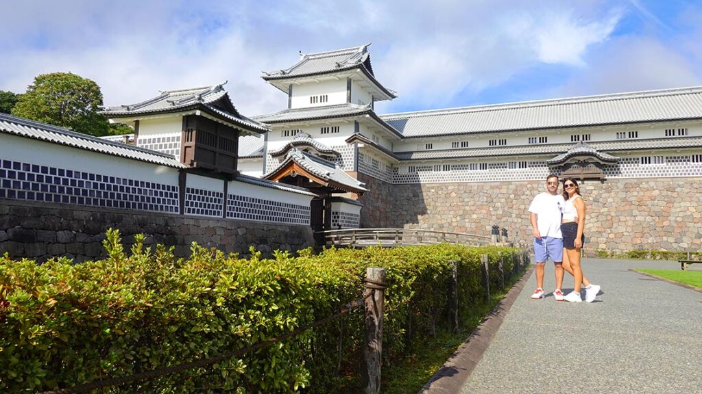 Nosotros en el exterior del Castillo de Kanazawa