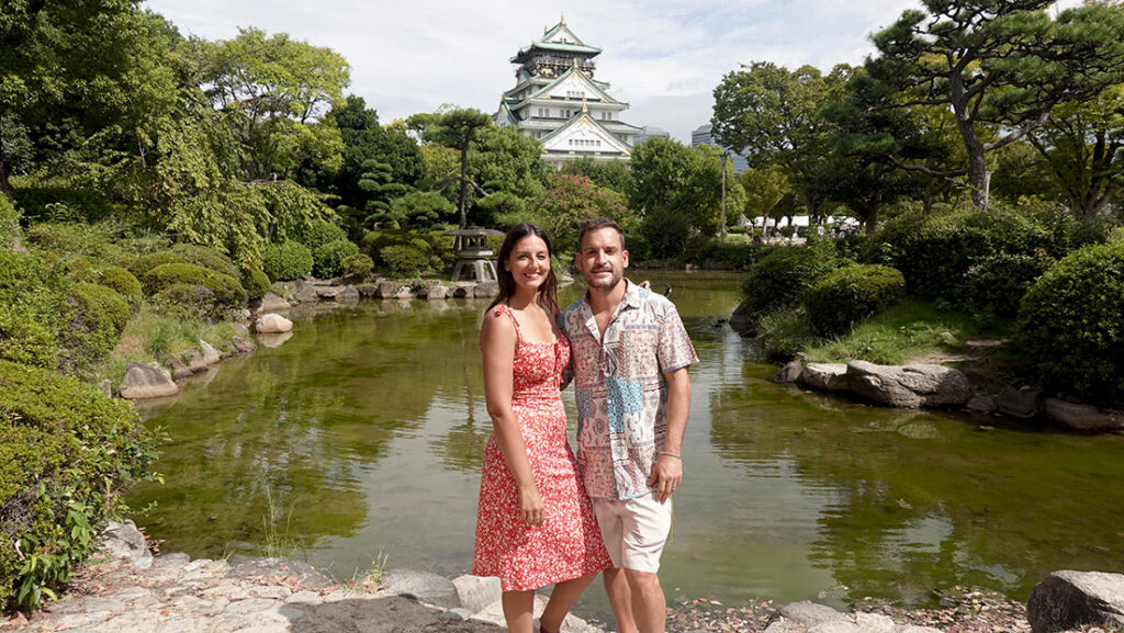 Vistas hacia el Castillo de Osaka en un lago muy bonito
