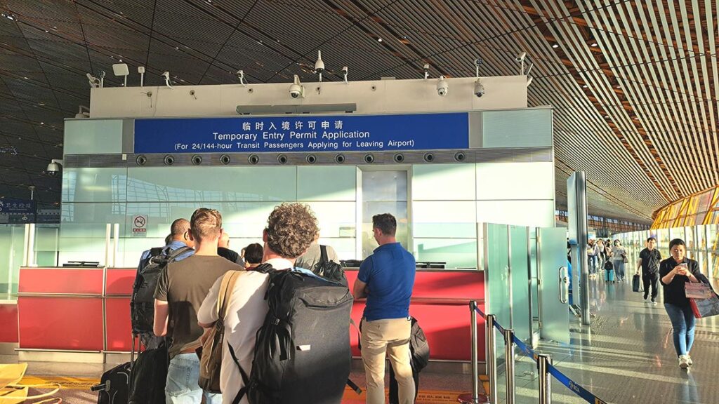 Haciendo cola en el aeropuerto de Pekín para solicitar el permiso temporal de visita a China