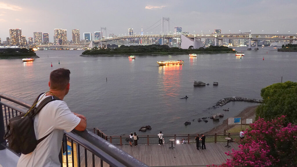 Vistas desde Odaiba hacia Tokio en el atardecer, plan imprescindible qué hacer en Tokio