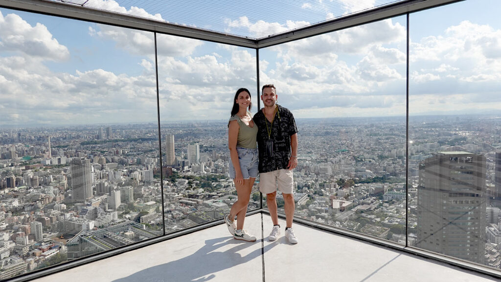 Vistas de Tokio desde el mirador Shibuya SKY en una cristalera del último piso