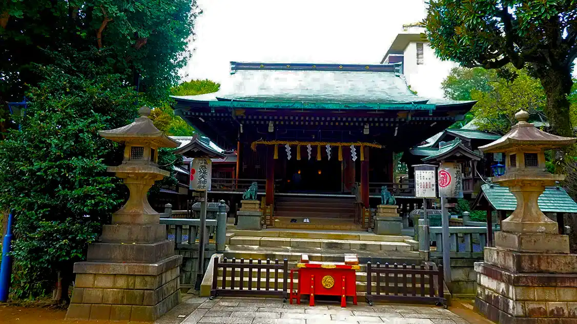 Vista exterior de la entrada principal al Santuario Gojoten Jinja dedicado a la salud y medicina en el Parque de Ueno.