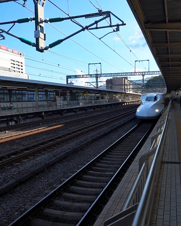 Tren bala Shinkansen en la estación de tren de Hiroshima.