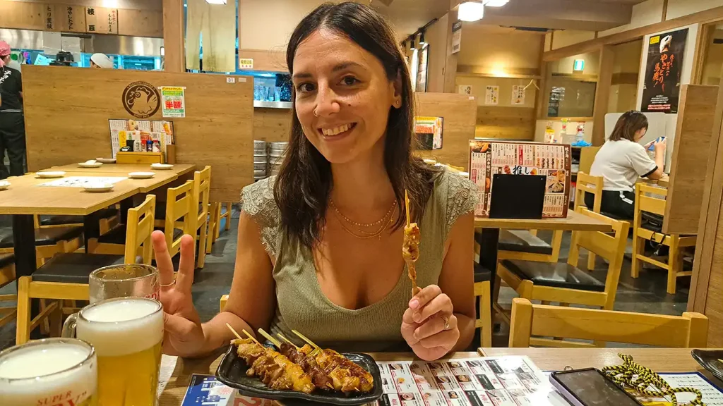 Noelia en un restaurante de Shinjuku comiendo Yakitoris