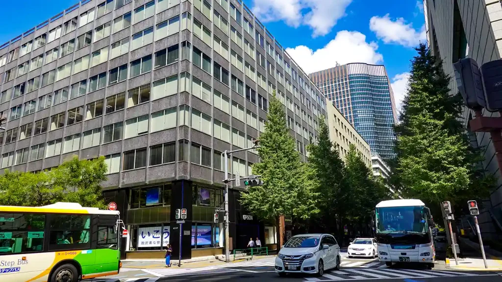  Autobús de la compañía pública Toei Bus circulando por una calle del centro de Tokio