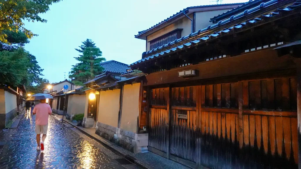 Paseando por el barrio de samuráis en Kanazawa, con las casas típicas de la época