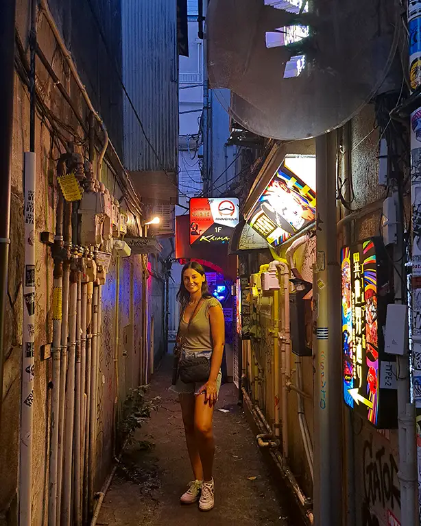 Callejones con pequeños bares en Golden Gai