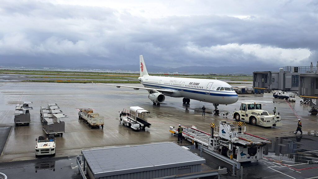 Avión de Air China aterrizando en el Aeropuerto de Kansai (KIX).