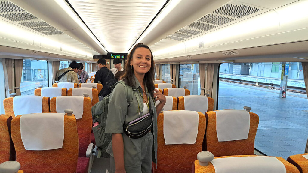 Noelia viajando cómoda en el tren JR Haruka Express.