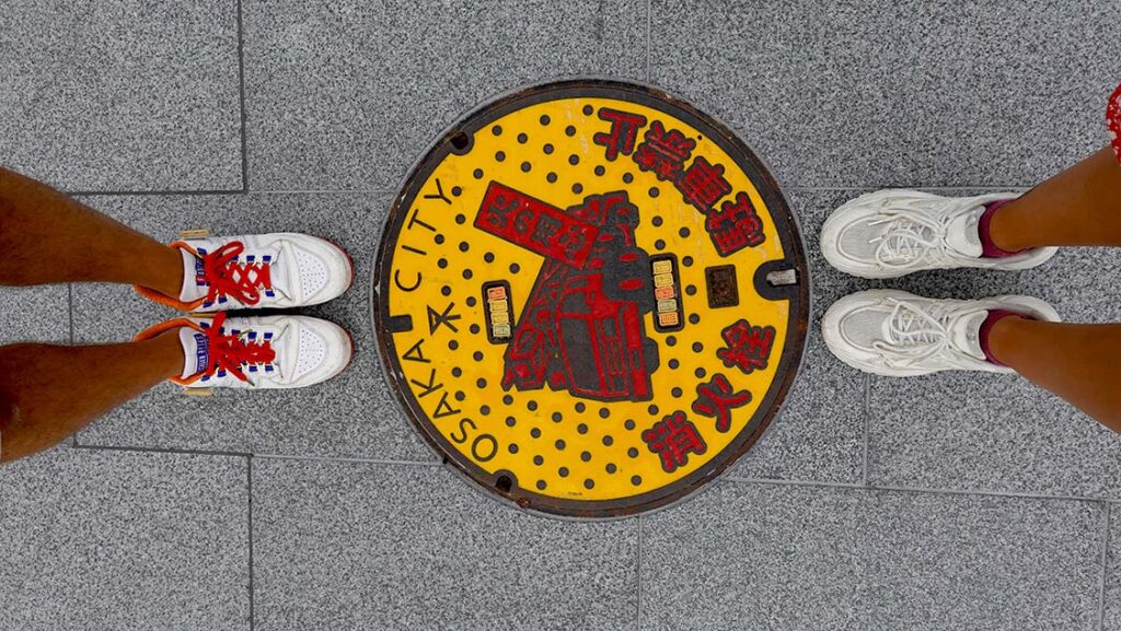 Alcantarilla decorativa con diseño artístico en las calles de Osaka.