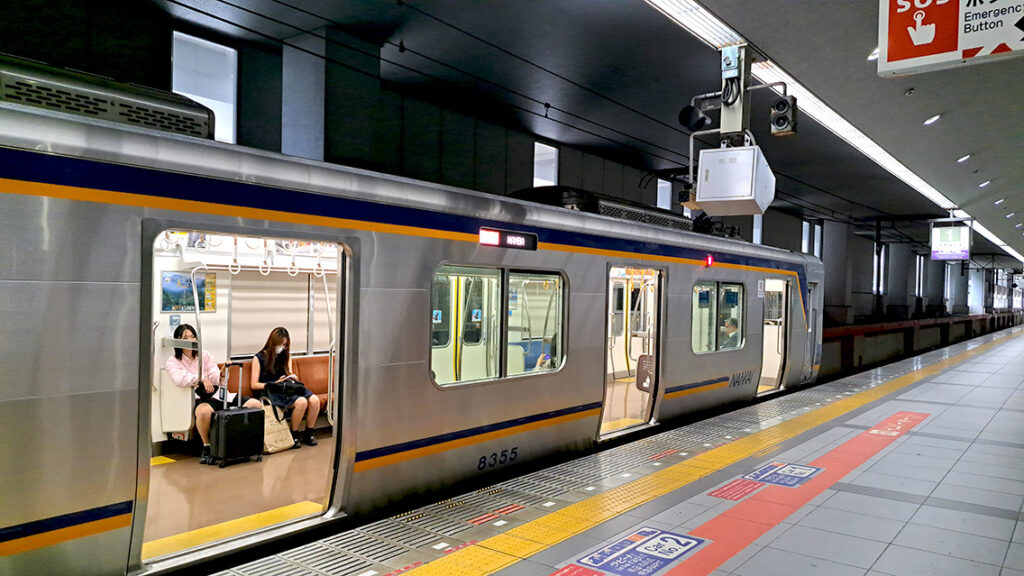 Tren Nankai Airport Express saliendo de la estación.
