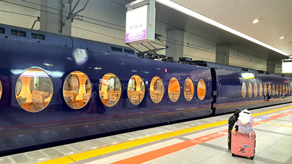 Diseño futurista del tren Nankai Rapi:t en la estación.