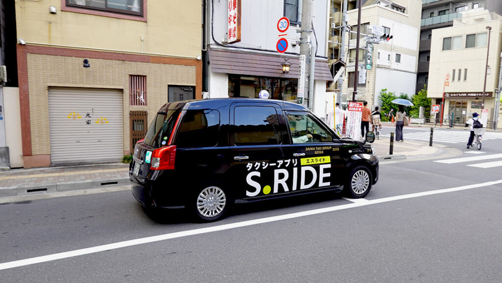 Taxi circulando por las calles de Tokio hacia el aeropuerto Haneda