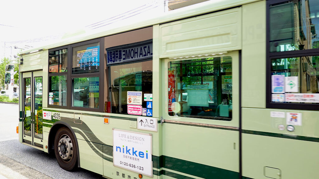 Autobús municipal de Kioto en una parada urbana.