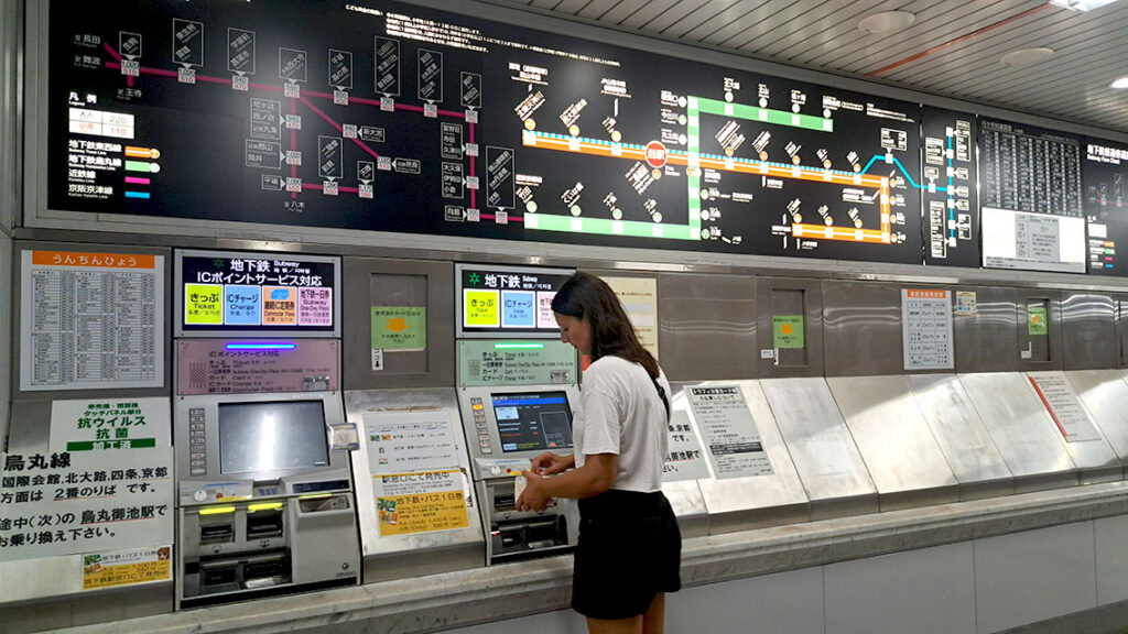 Noelia comprando billetes en el metro de Kioto.