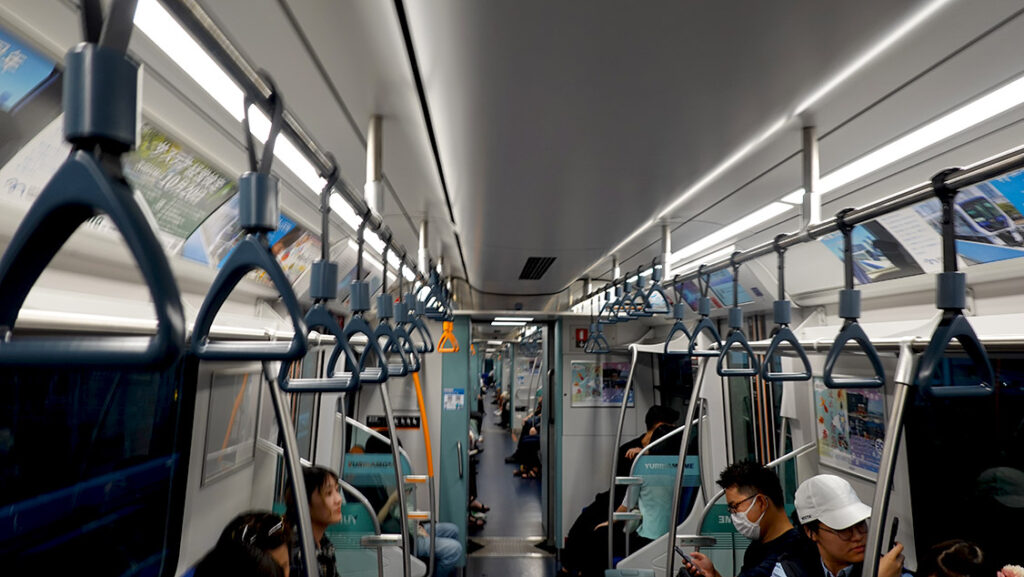 Interior de un tren de cercanías en Kioto.