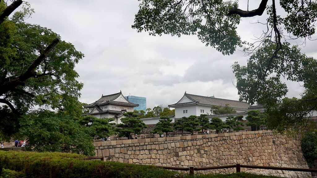 Vista exterior del impresionante Castillo de Osaka rodeado de sus fosos y jardines.