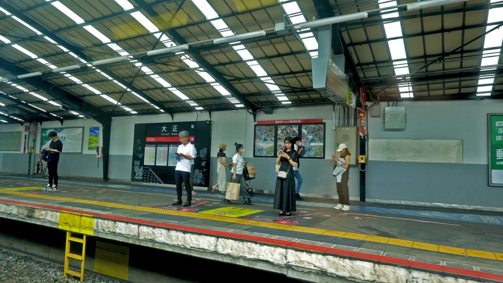 Joan y Noelia esperando en un andén de metro en la estación de Namba en Osaka.