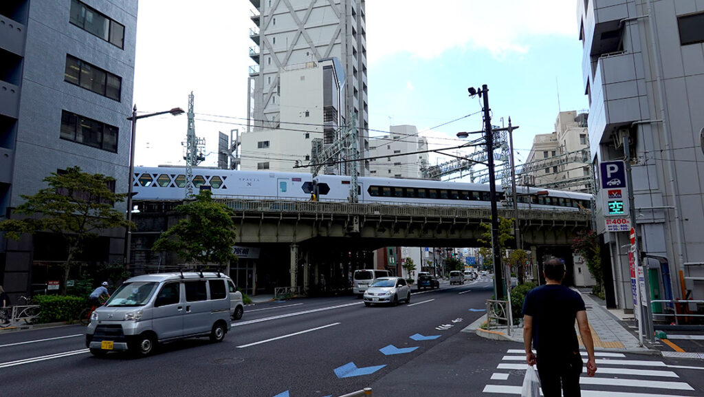  Contraste del transporte en Japón: tren bala Shinkansen, peatones y tráfico urbano en una calle de Tokio