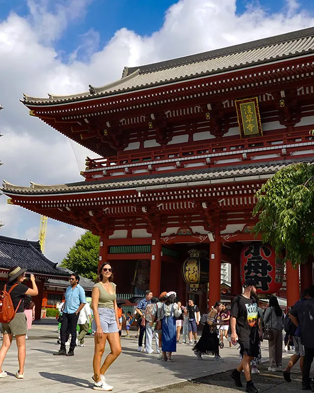 Noelia junto al Salón Hondo y la Pagoda de cinco pisos del Templo Senso-ji bajo el cielo de Tokio.