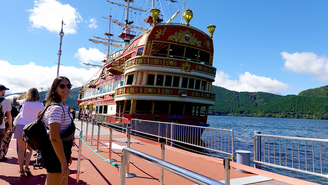 Barco pirata en el Lago Ashi