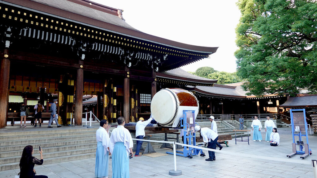 Músicos vestidos con trajes tradicionales sintoístas preparando los tambores gigantes Taiko para una ceremonia en Meiji Jingu.