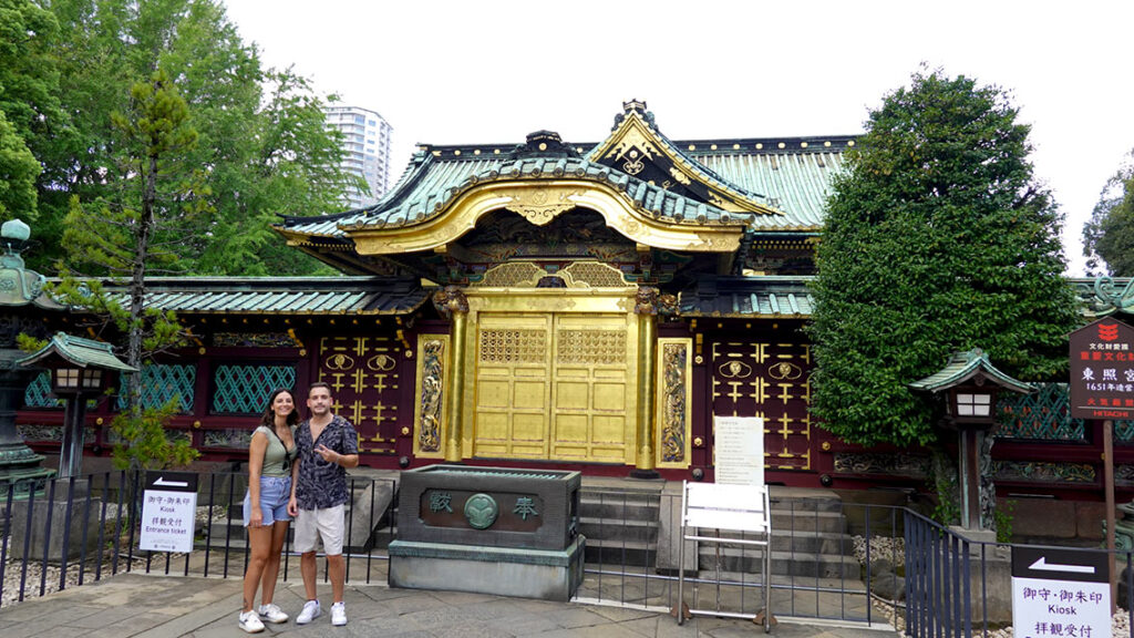 Joan y Noelia posando ante la puerta Karamon del Santuario Toshogu Ueno el templo dorado de Tokio
