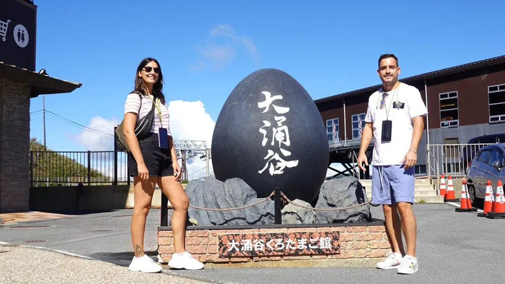 Escultura del huevo negro en la parada del teleférico en Hakone