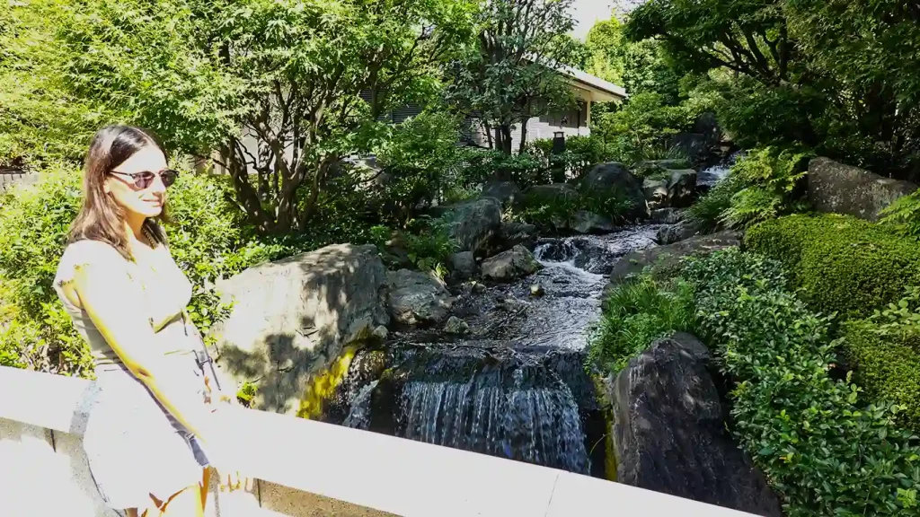 Jardines del Templo Sensō-ji junto una pequeña cascada.