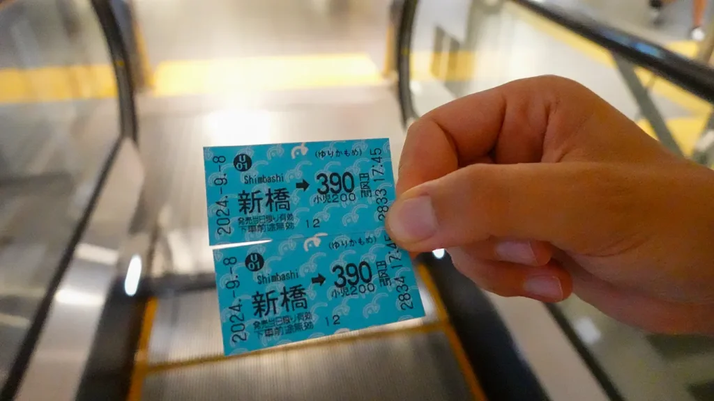 Dos billetes sencillos de papel para la línea Yurikamome hacia Odaiba, Japón