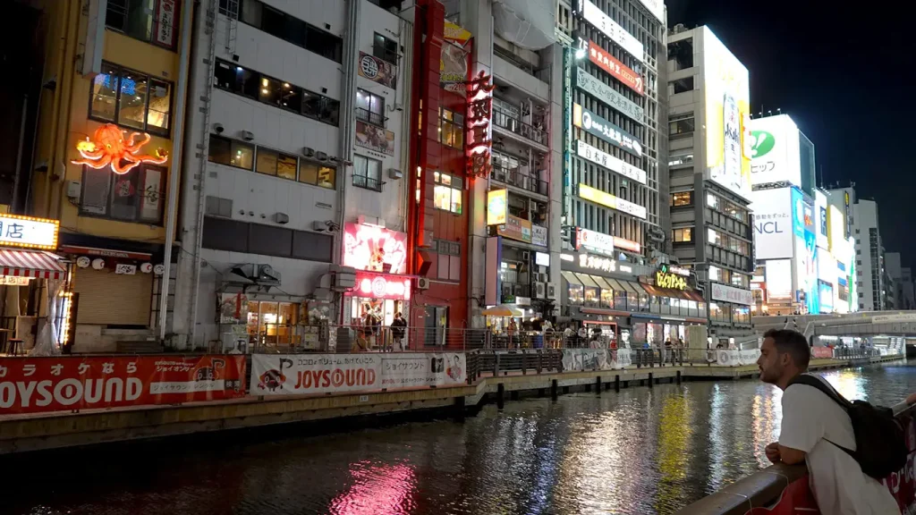 Río Dotonbori en el centro de Osaka con edificios todo iluminados