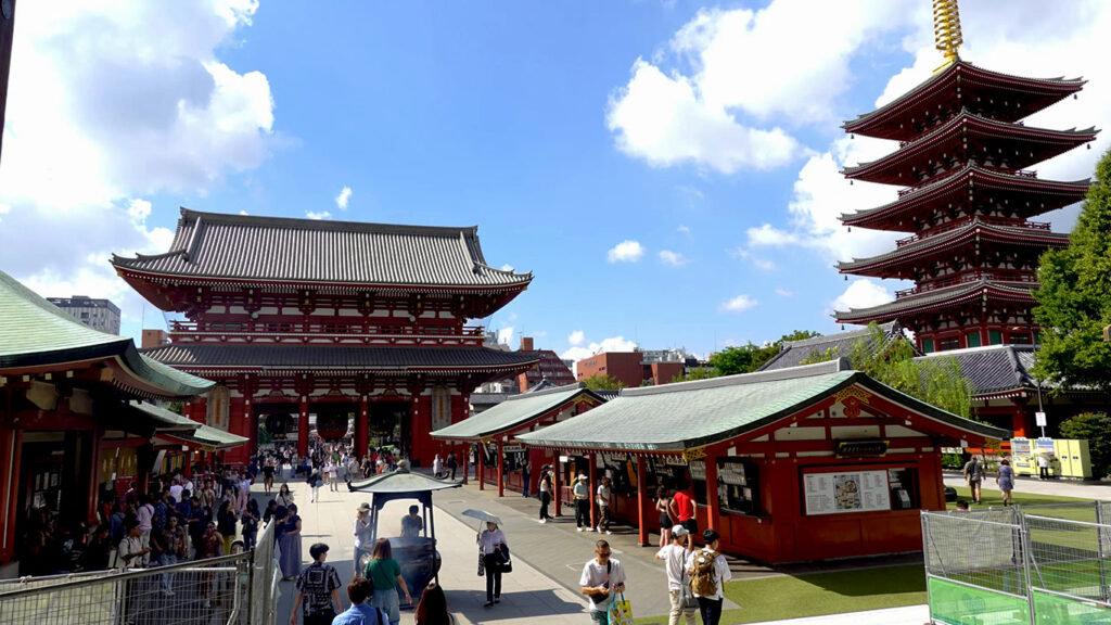 Vista panorámica del Templo Senso-ji en Asakusa con la pagoda de cinco pisos y la puerta principal.