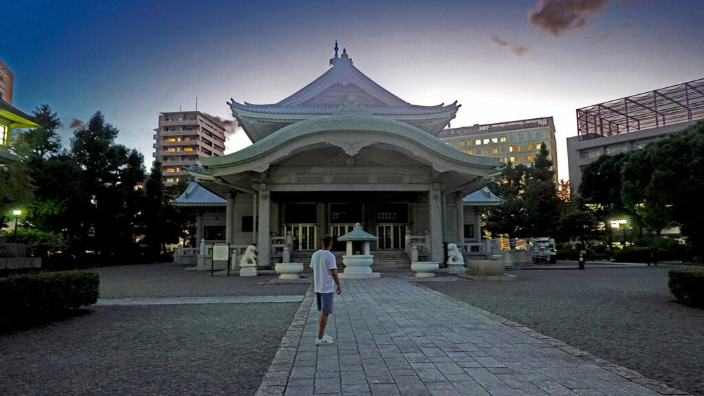 Templo tradicional budista iluminado en el barrio de Ryogoku en Tokio.