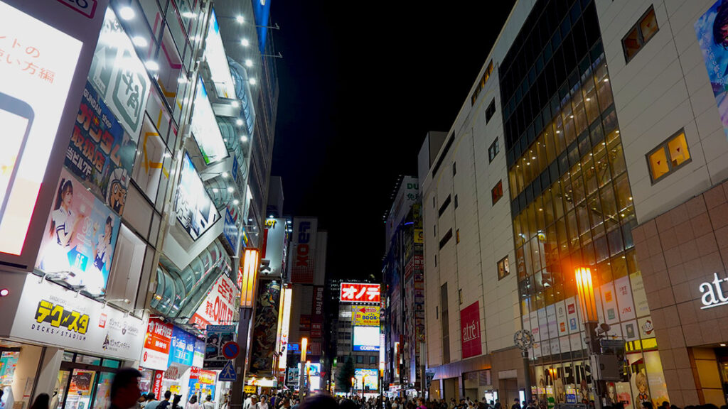 Callejones traseros y tiendas de electrónica en el barrio de Akihabara en Tokio.