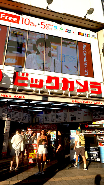 Noelia pidiendo takoyaki en el puesto callejero de Gindaco en Akihabara.